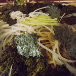 笏谷そば - 「大根ざるそば」２枚目。蕎麦に刻み大根・海苔・刻み山葵が混じっています。
