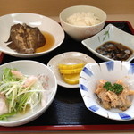 Oomoriya - お昼御膳。これにお寿司も！もちろん、お味噌汁付き。