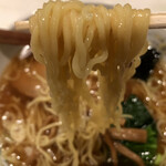 菊凰 - コシの強い黄色い縮れ麺