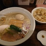 貝出汁 中華そば 竹祥 - きれいにレイアウトされた貝出汁味玉塩ラーメン