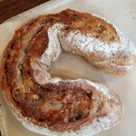 宇都宮ペニーレイン 鶴田店 - ハード系の生地でゴルゴンゾーラのパン。ずっしりと重量感あり。