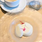 La Brianza - パンナコッタ梨のソルベ。ディカフェコーヒーと。ソルベがまさに梨!!な味わいすごい☆☆パンナコッタのまろやかもミルキーなコクも大好きすぎる～