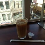 ドトールコーヒーショップ - アイス豆乳ティー(上の客席から)