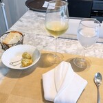 La Brianza - この日のお料理に合わせて選んで下さったワインはシャルドネ。落ち着いてふくよかな味わい美味しい(*˘︶˘*).｡.:*♡ 定番ゼッポリーニも自家製フォカッチャも大好き!私にはパンの美味しさも重要要素なの