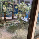 馳走西健一 - 中庭