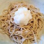 ろあん松田 - 第三のお蕎麦(そば実と殻も一緒に粗挽きした蕎麦)に大根おろしを乗せてつゆをかける