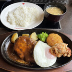 肉の万世 - R4.9  ハンバーグ＆唐揚げ・コインコロッケ