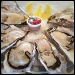 L'Ecailler Oyster Bar - こんな時間に1人で贅沢してみてます♡岩牡蠣と真牡蠣！
                        最近バタバタで外食してなかったからいいよね(*^_^*)
                        しあわせ〜♡
