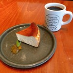 ベースキューカフェ by ロイヤルガーデンカフェ - バスクチーズケーキ850円とホットコーヒー620円