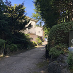 月の花 梟 - 良く分からないけど、皆さんバックで入れた⁇と思いバックで駐車してたら長男の方に誘導されて宿に