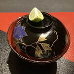 月の花 梟 - 松茸？きのこ？と蕎麦の実、汁物　この辺りから酔いがまわったようで蓋したまま　へべレケ