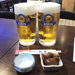 Maguro Yakitori Suda - 生ビール特大ジョッキ950円。キンキンに冷えたジョッキ、切れのあるビールの組み合わせは無敵