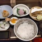 双寿 - 日替わり特別御膳Ａ（ソイの造り，目光り唐揚げ）