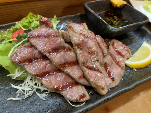 熊本城の足下で馬刺し』by すぷちん : むつ五郎 (むつごろう 熊本城の足下で馬刺し』by すぷちん : むつ五郎 (むつごろう