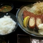 とん亭 - タレは二種類(^^♪　ソースと柑橘系の酸味のきいたドロドロのタレです。