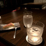 栖 - お通しがチーズケーキ！