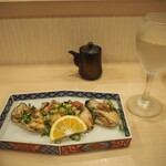 Sushi Tempura Itadaki - 牡蠣昆布焼き ＆ かっぱ 特別純米 超辛口