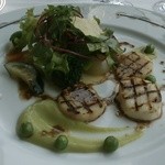 パノラミックレストラン ル・ノルマンディ - グリーンピースのソースがおいしい、ホタテはちょっと苦いのがまたおとなな感じ