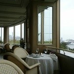 パノラミックレストラン ル・ノルマンディ - お店の席はこんな風に窓際に座れると眺めよし