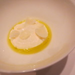 カンテサンス - 塩とオリーブ油が主役  山羊乳のバヴァロワ1