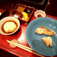 石焼料理 木春堂 - 取り分けしてくれるお皿のセット