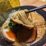 だしと麺 - 2209_だしと麺_家系 豚骨醤油麺(から揚げ3個、ライス、麺大盛)＠1,330円_麺リフト。