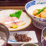 Uetsuki - 定食。ご飯は半分でお願いしています。
