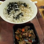 老酒舗 - 海苔入り雲呑スープと漬物。この漬物も日本のモノとは違います。