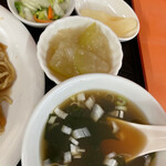 中華料理 喜楽 - 中華スープ/ 瓜煮付け/ 白菜漬物/ 桃(缶)