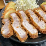 とんかつ 栄ちゃん - レフトサイド。ジューシーだなあ。