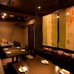 横浜風しゃぶしゃぶ鍋と焼酎・地酒居酒屋 甕仙人 関内蔵 - 落ち着いた雰囲気の半個室テーブル席