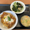 Katsuya - カツ丼・梅（税込み５７２円）と豚汁、サラダセット（２４２円）