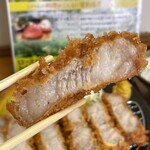 とんかつ 栄ちゃん - あつあつの一番右。圧倒的凄さの一口目。