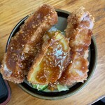 とんかつ 栄ちゃん - からしソースと通常ソースの2種がけ