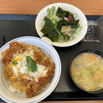 Katsuya - カツ丼・梅（税込み５７２円）と豚汁、サラダセット（２４２円）
