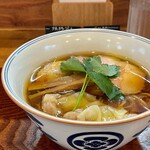 Ramen FeeL - わんたん醤油らぁ麺、スープ輝いてる。