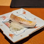 日本料理FUJI - 焼津の定置網で獲れた活け締めのハナダイを低温調理で軽く火を通して、付け合わせはオイル漬けの玉ねぎ