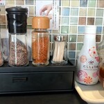 吉平 - テーブルにある調味料