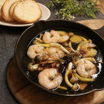 蝦子和蘑菇的大蒜橄欖油風味鍋