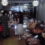 Bakery cafe delices - 三鷹"Bakery cafe délices"1階ベーカリー店内盛況
