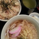 大八 - うどん定食 650円
            うどんに、かやくご飯(えび入り)、小鉢、漬物と緑茶がついてます。