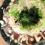 Straw-grilled bonito served in a bowl with plenty of seasonings