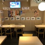 炉端焼き 鷹島本まぐろ 魚然 - ホールの席