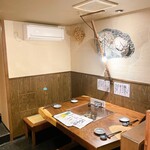 Saketosakana Hanatare - 奥ばったテーブルが一席あります。広いテーブルですが、隠れ家的で人気あります。