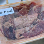 久保田屋食品 売店 - ◯中カルビ¥800／100g…結構な脂身が見えます…(^◇^;)