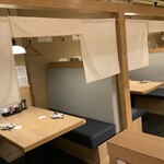 炉端焼き 鷹島本まぐろ 魚然 - 2〜4名様用のボックス席が4席