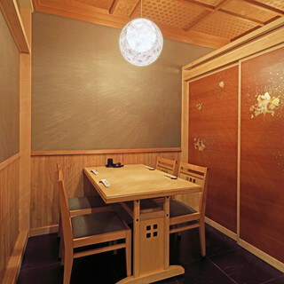 2名～４名様まで利用可能。柿渋に金箔の江戸唐紙の個室。上部が少し空いております。