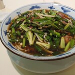 精華苑 - ニラレバ湯麺　1010円（税込）