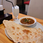 ベンガルビストロ スナリ - 1種類カレーセット(骨付きマトン)@税込900円：サラダ＆ドリンク付