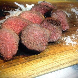 We also have rare meat depending on the purchase! ! The photo shows charcoal-grilled Kyon!